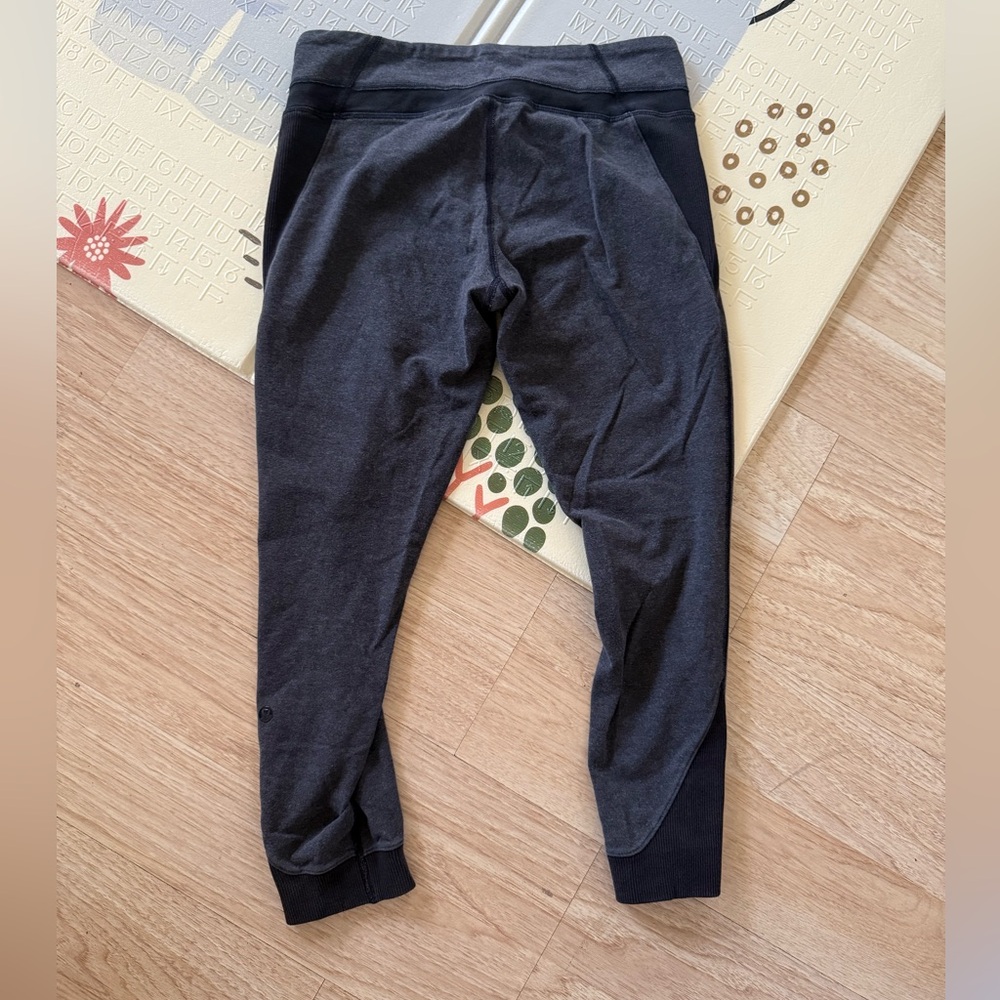 Lululemon Refine Crop Heathered Black Size 6 - Picture 4 of 5
